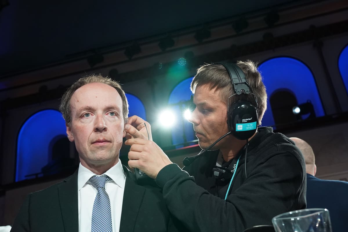 Jussi Halla-ahoa valmistellaan Ylen haastatteluun.