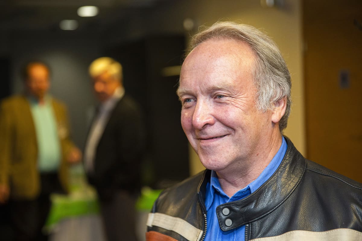 Perussuomalaisten ehdokas Teuvo Hakkarainen omissa europarlamenttivaalien vaalivalvojaisissaan Jyväskylässä.