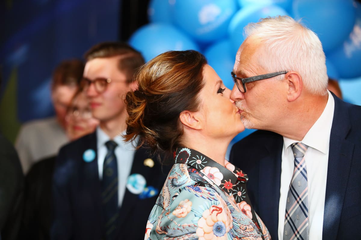 Petri Sarvamaa ja Sari Helin kokoomuksen vaalivalvojaisissa Helsingissä.