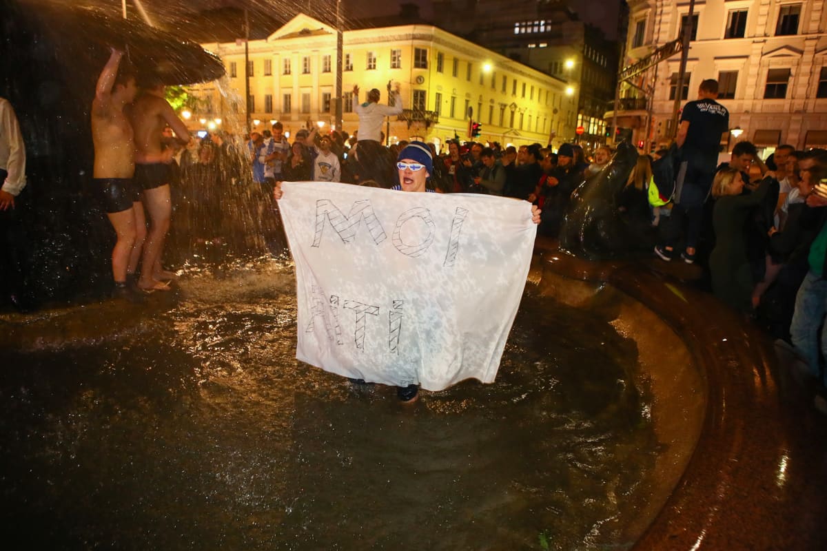 Suomalaiset juhlivat Havis Amandalla Helsingissä Suomen jääkiekon maailmanmestaruutta.