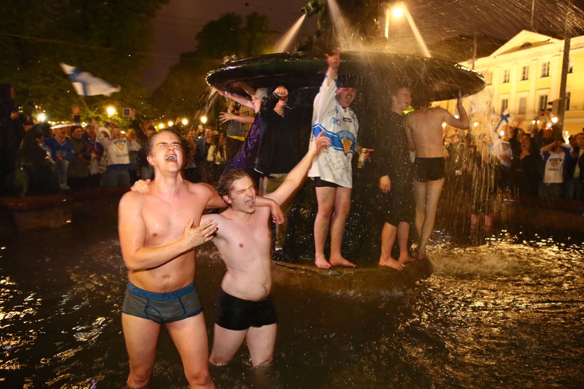 Suomalaiset juhlivat Havis Amandalla Helsingissä Suomen jääkiekon maailmanmestaruutta.