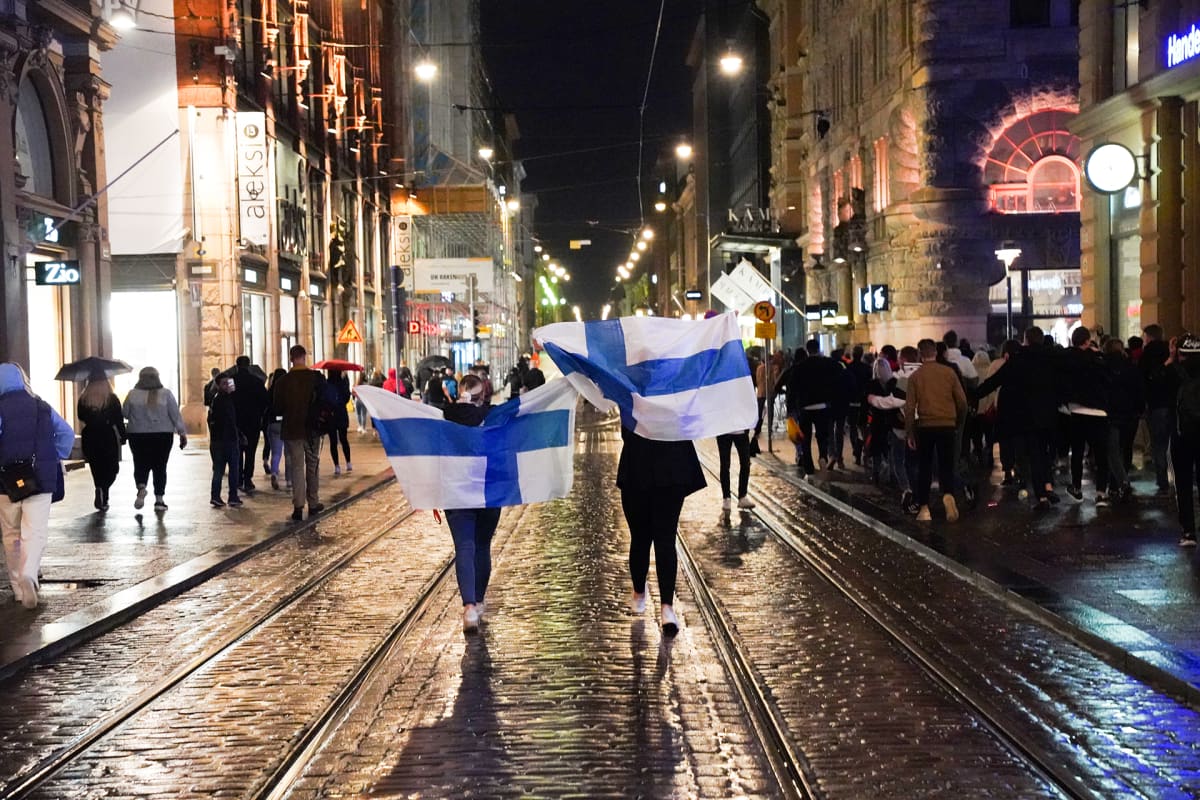 Suomalaiset valuvat Aleksanterinkatua pitkin kohti toria juhlimaan Suomen mestaruutta.