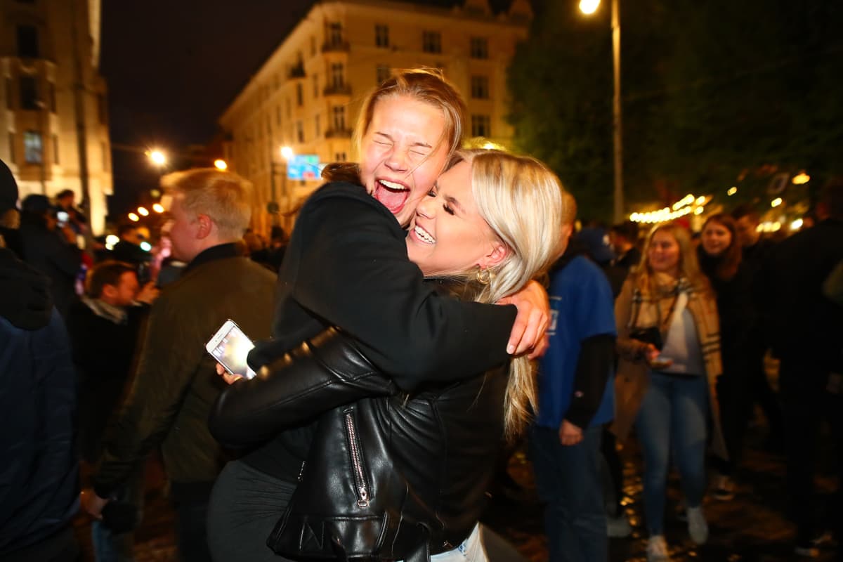Maailmanmestaruuden juhlintaa Havis Amandan patsaalla.