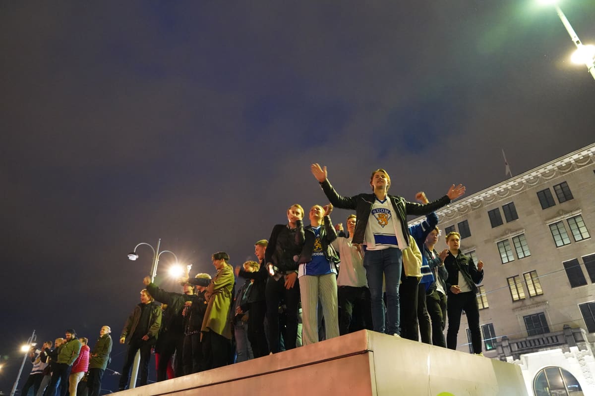 Suomalaiset juhlivat torilla maailmamestaruutta.