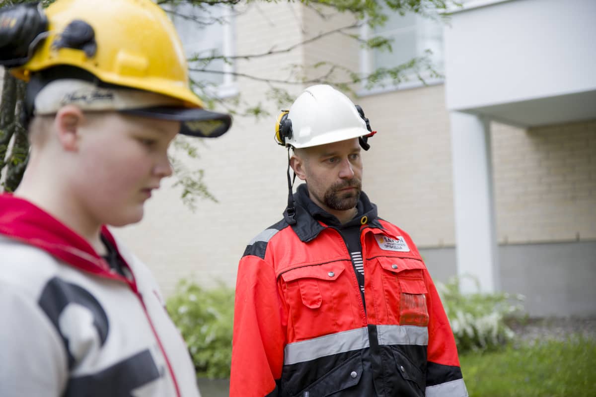 Erityisopettaja Mikko Kainulainen (oik.). Etualalla tet-harjoittelija Petri Mönttinen.