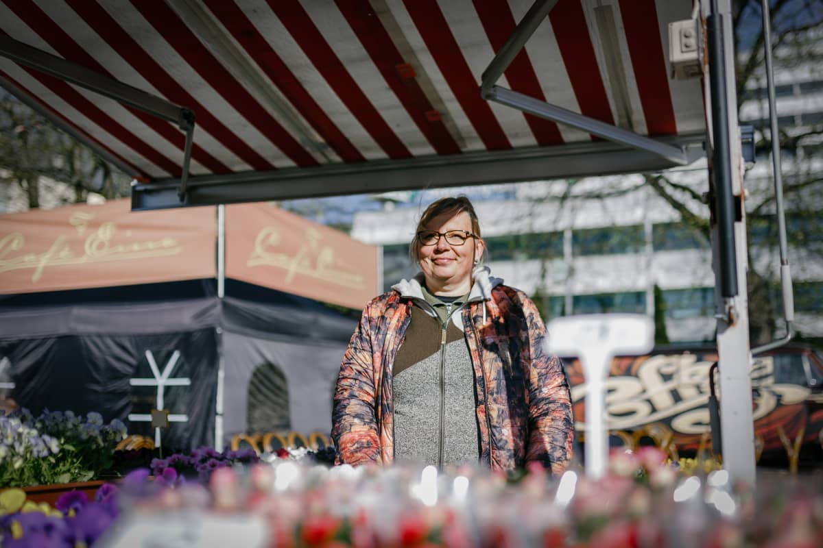 Kukkakauppias Anne Pekkinen Turun kauppatorilla.