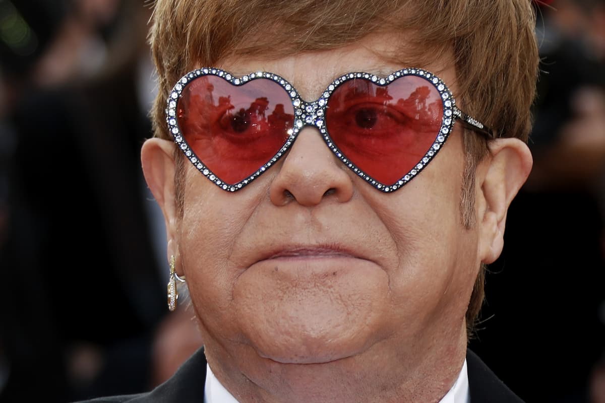 Elton John punaisissa laseissa.