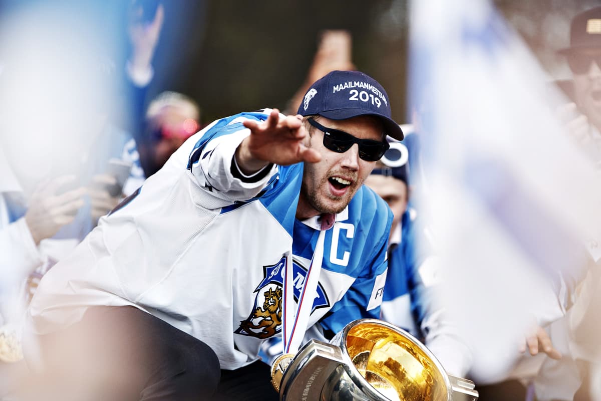 Marko Anttila Kaisaniemen kultajuhlissa pokaalin kanssa maanantaina 27. toukokuuta 2019.