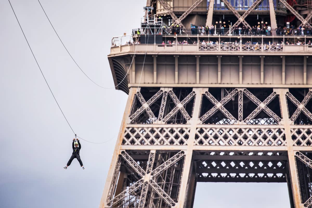 Mies laski vaijerilla alas Pariisin Eiffel-tornin toisen kerroksen tasanteelta 30. toukokuuta.