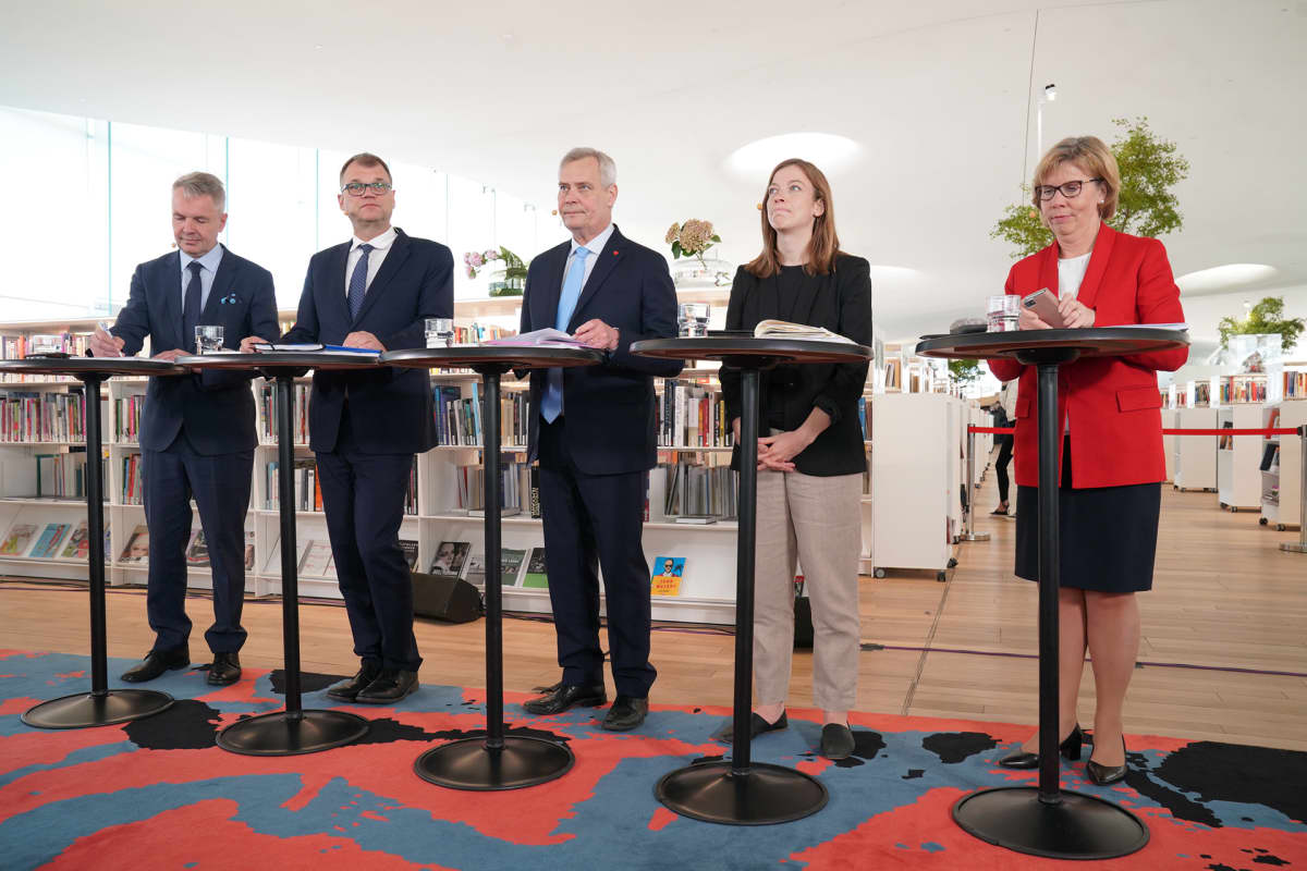 Hallitusinfossa vasemmalta Pekka Haavisto, Juha Sipilä, Antti Rinne, Li Andersson ja Anna-Maja Henriksson.