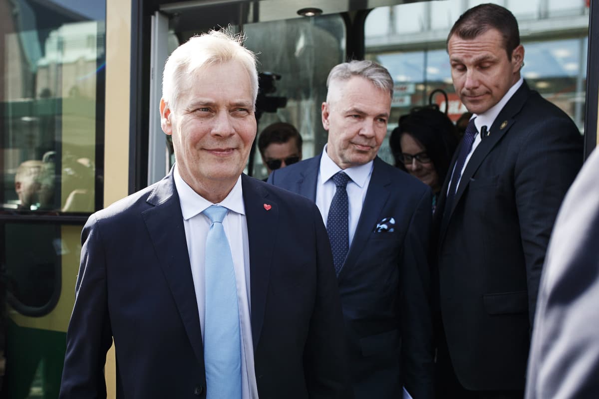 Antti Rinne ja Pekka Haavisto jäämässä pois ratikasta.