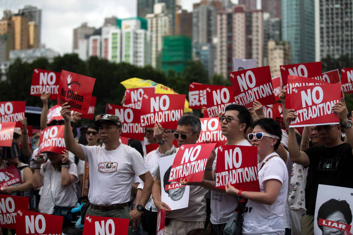 Hongkongissa mielenosoittajat vastustavat ehdotettua karkotuslakia.
