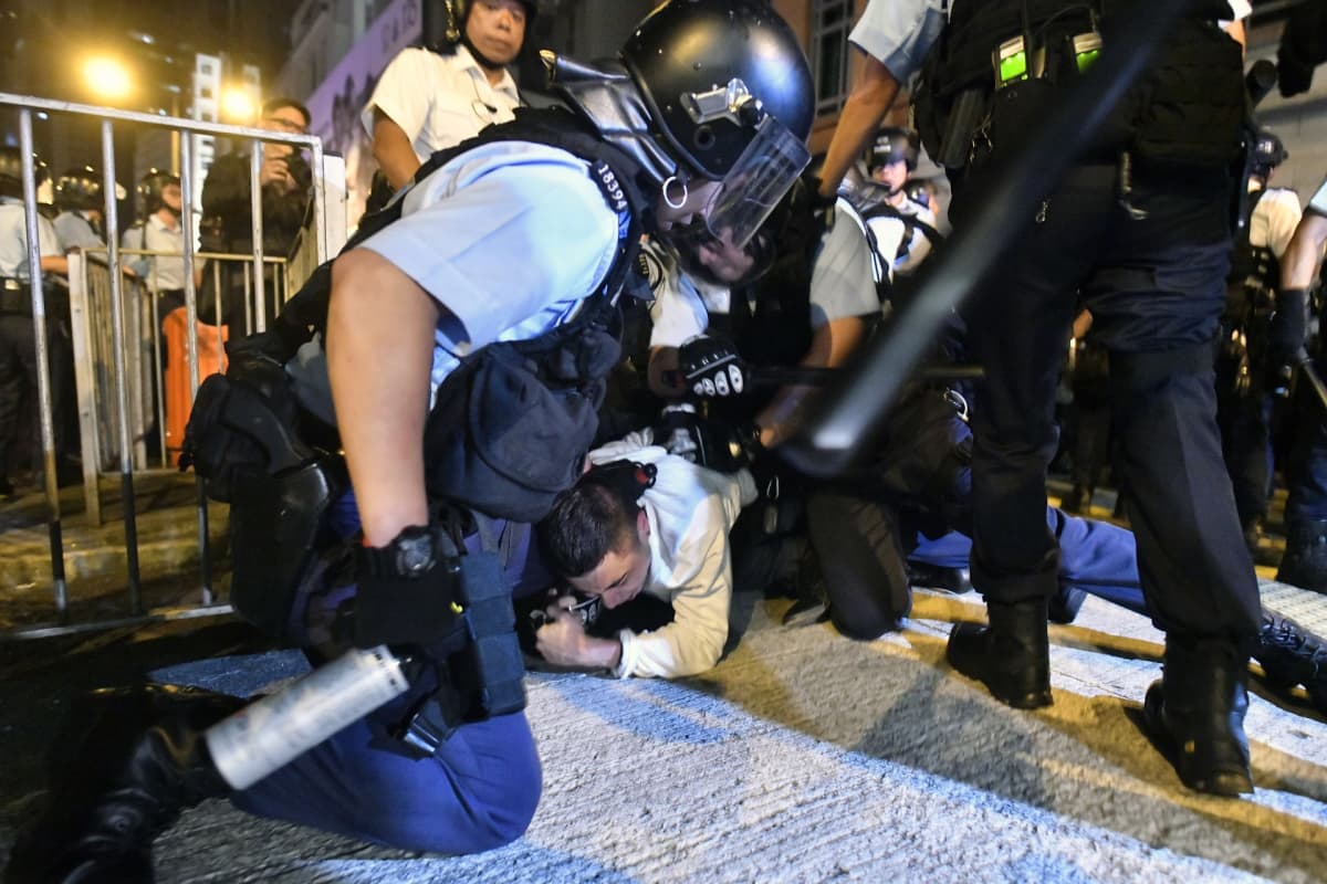 Poliisi ja mielenosoittajat ottivat yhteen Hongkongissa 10. kesäkuuta.