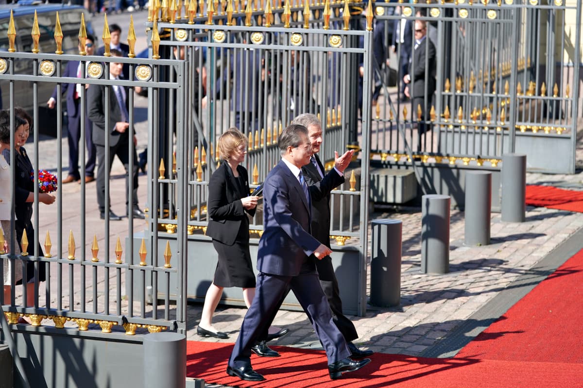 Etelä-Korean presidentti Moon Jae-in ja Sauli Niinistö kävelevät vierekkäin kohti Presidentinlinnaa.