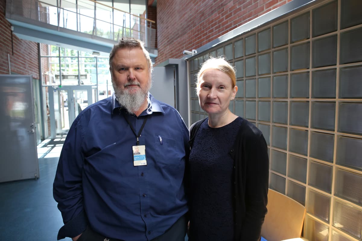Professori Ali Harlin ja erikoistutkija Maija Pohjakallio VTT:stä.