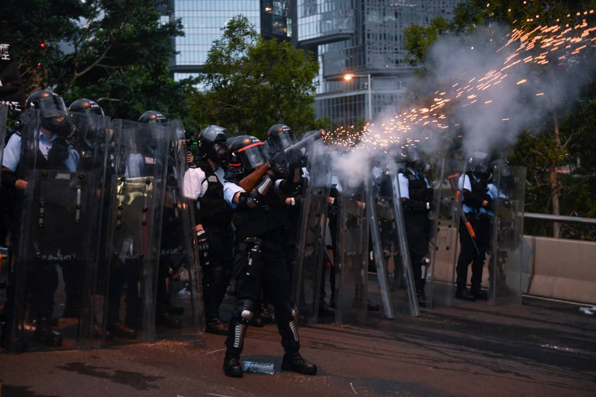 Poliisi ampui kyynelkaasua mielenosoittajia kohti 12. kesäkuuta Hongkongissa.