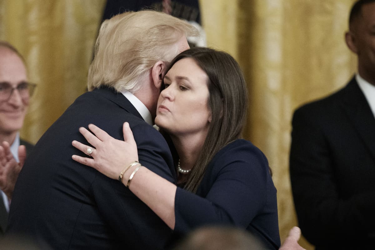 Presidentti Donald Trump (vas.) kertoi, että tiedottaja Sarah Sanders (oik.) jättää tehtävänsä kesäkuun lopussa.