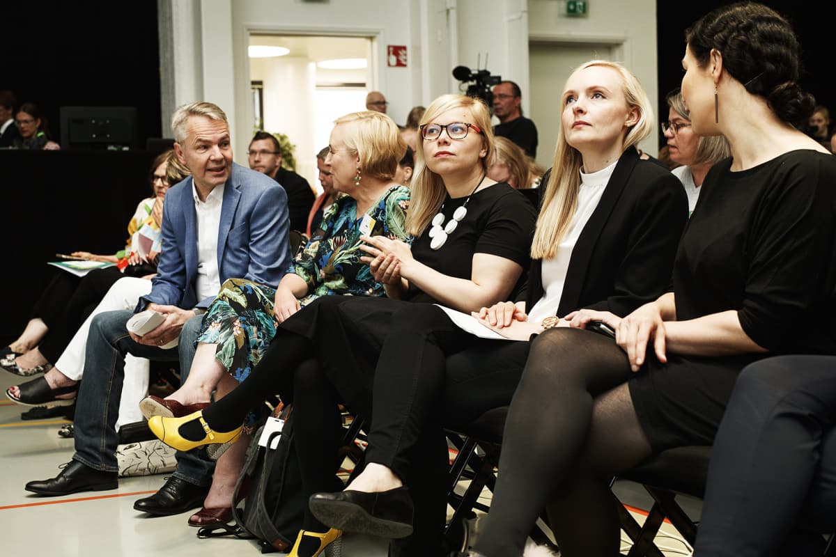 Vihreiden väistyvä puheenjohtaja Pekka Haavisto, kansanedustaja Saara Hyrkkö, sisäministeri Maria Ohisalo ja kansanedustaja Emma Kari vihreiden puoluekokouksessa Porissa.