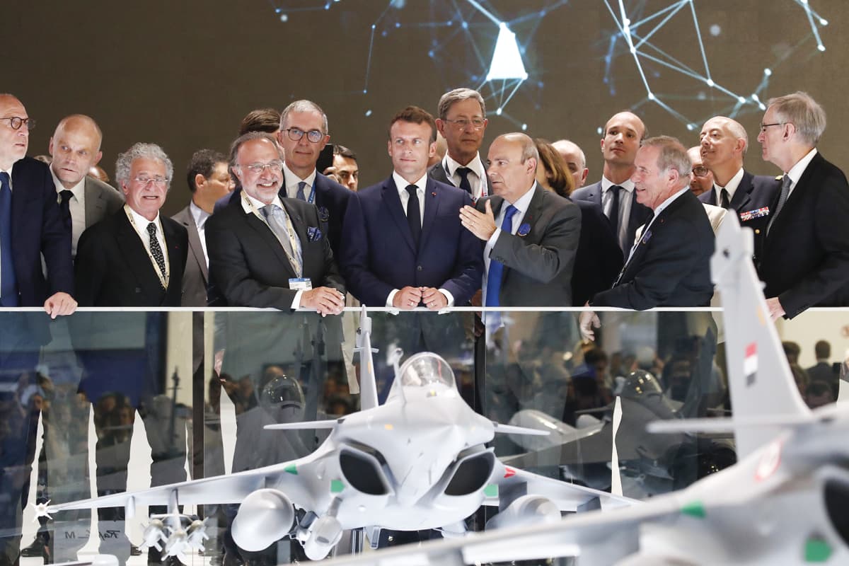 Emmanuel Macron Pariisin ilmailunäyttelyssä.
