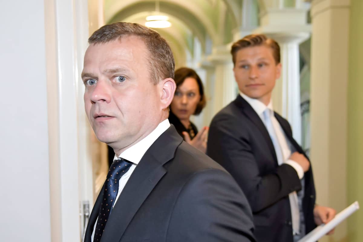 Väistyvän hallituksen ministerit Petteri Orpo (vas.), Anne-Mari Virolainen ja Antti Häkkänen poistuivat presidentin esittelystä Helsingissä 6. kesäkuuta.