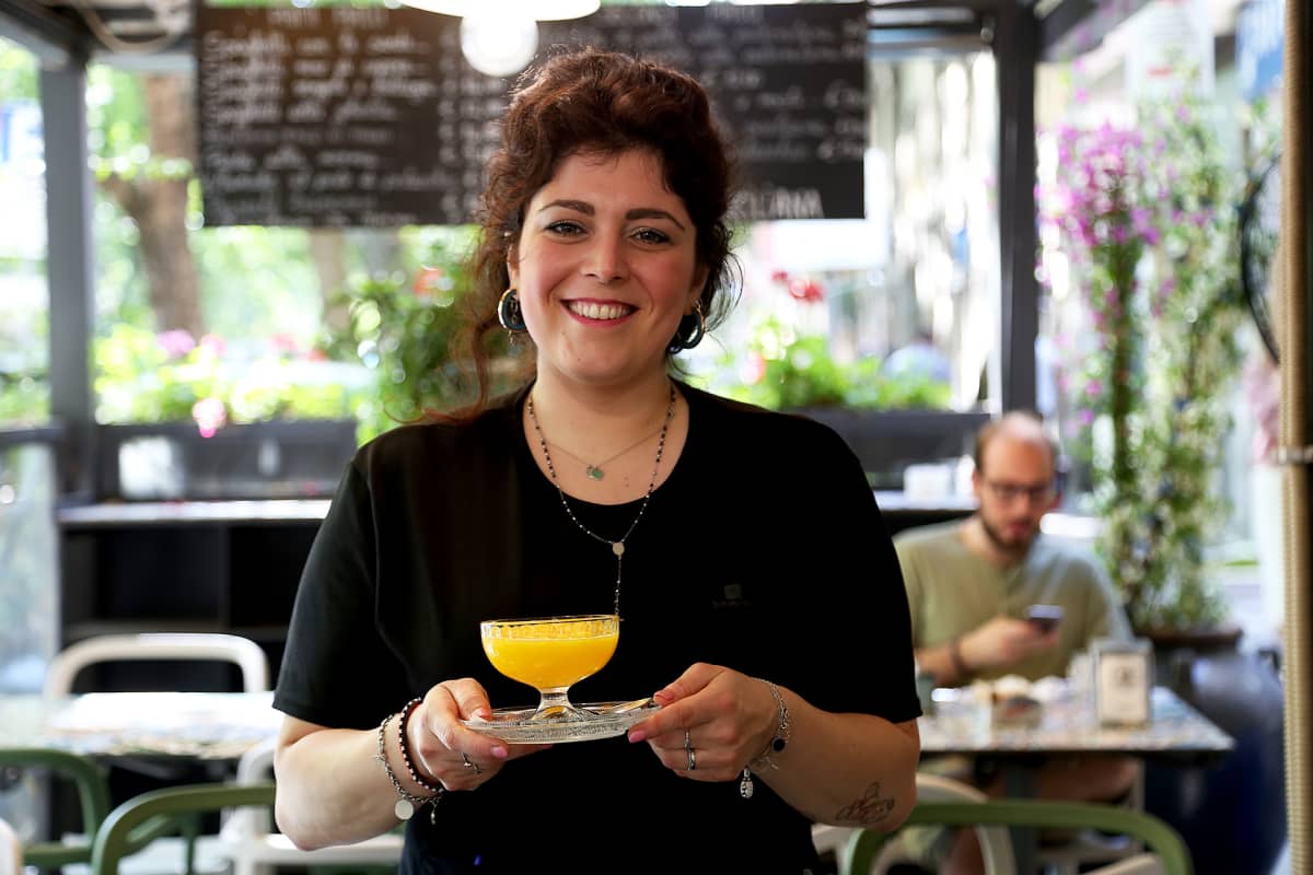 Francesca Capoccia näyttää granita-annosta.