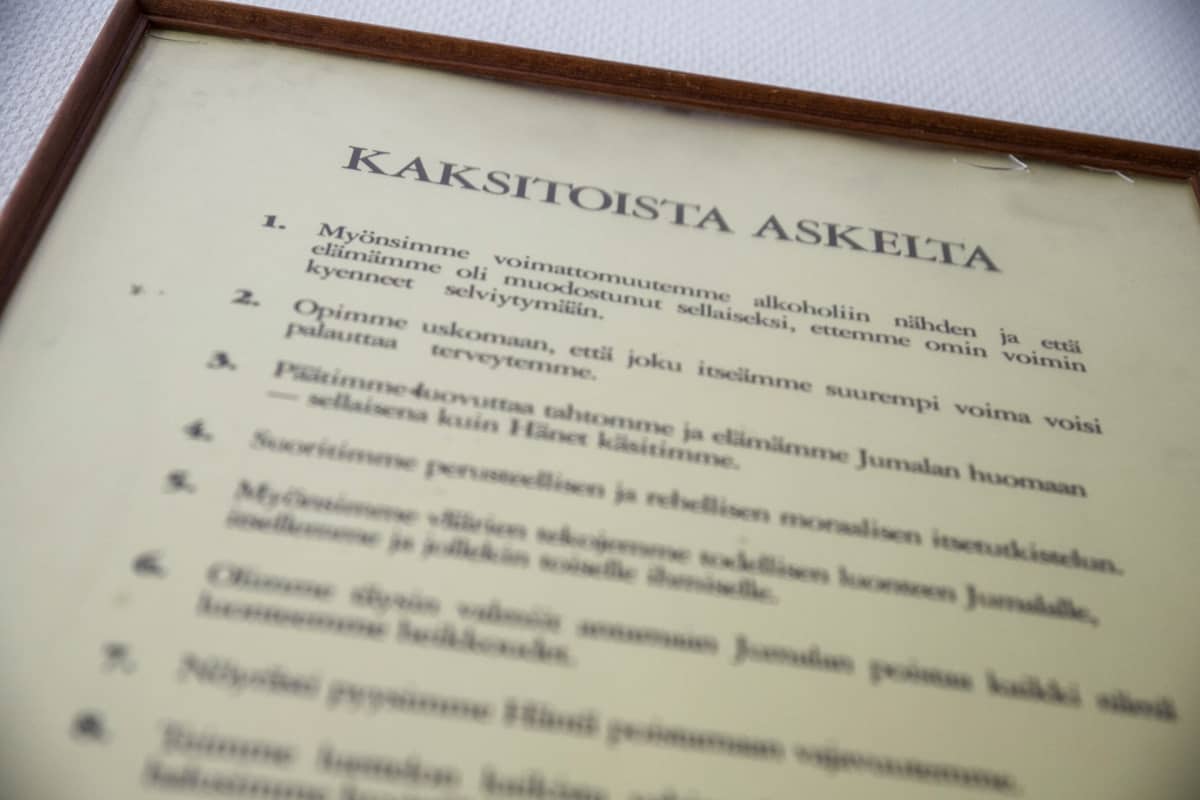 AA-liikkeen 12 askelta huoneentauluna