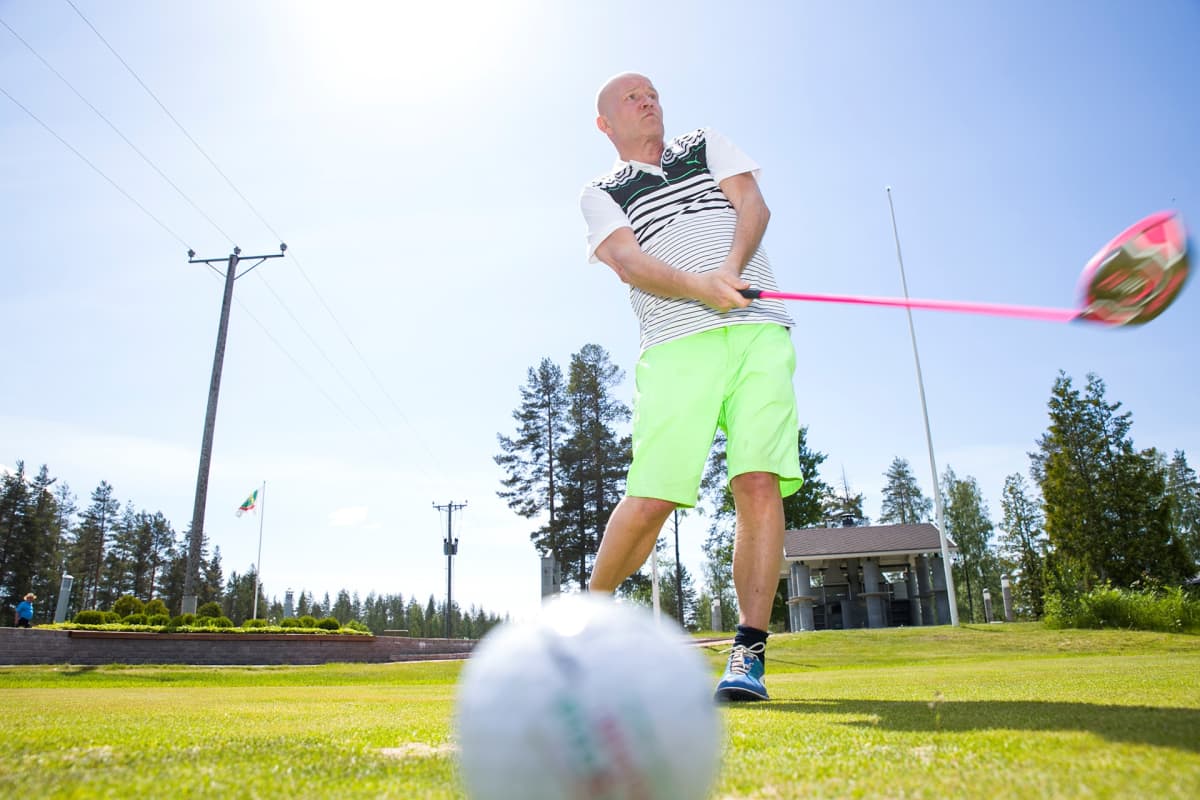 Jussi Wihonen lyö golfpalloa