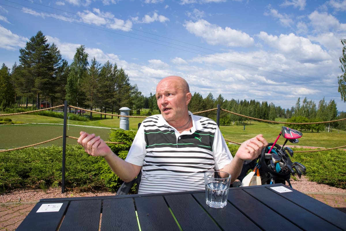 Jussi Wihonen istuu pöydän ääressä.