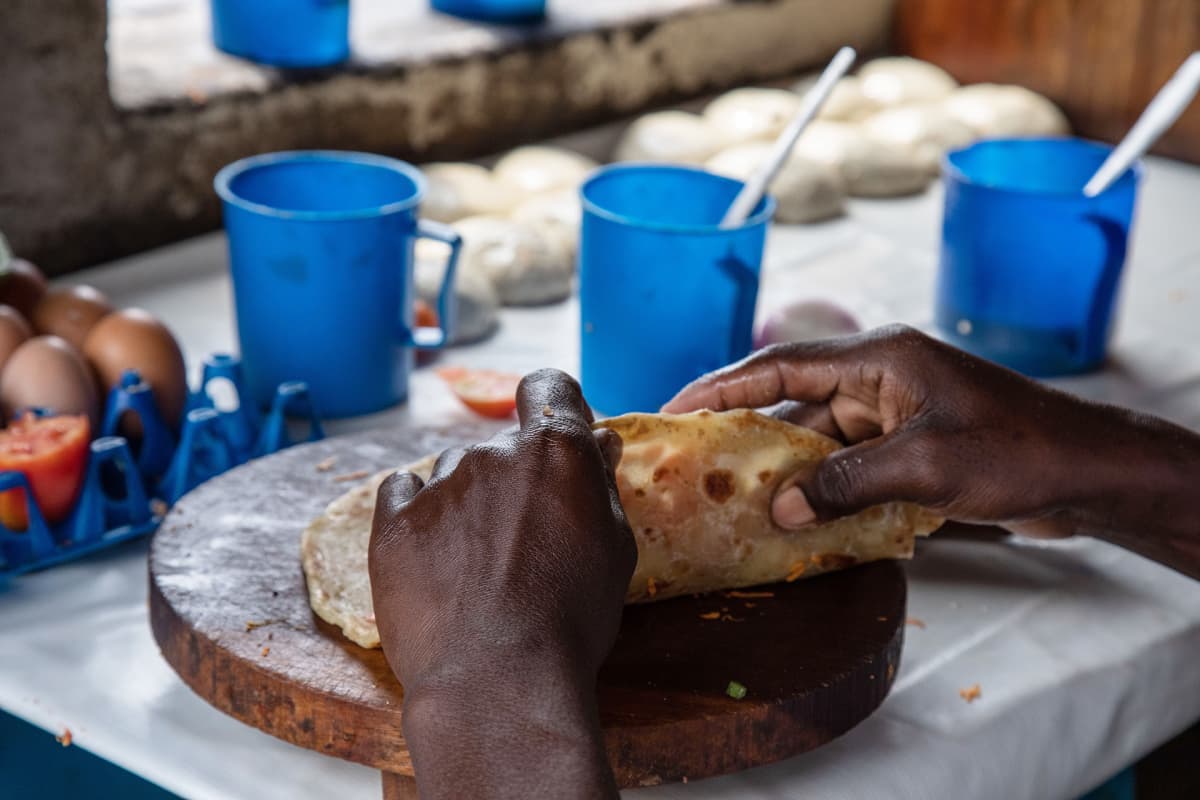 Lopuksi rolexi rullataan. Taustalla näkyy chapatileipien pallerot.