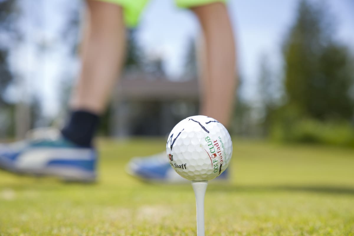 Golfpallo pidikkeessään