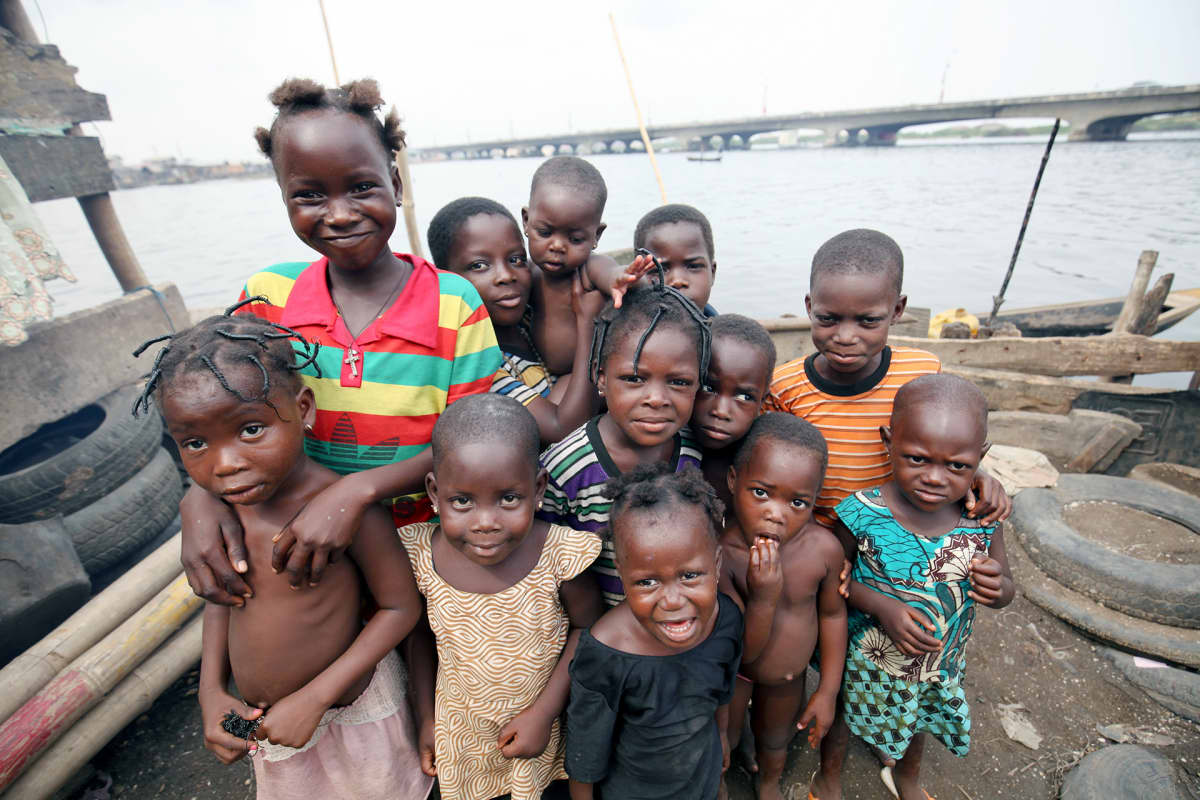 Nigerialaiset lapset poseeravat valokuvaajalle.