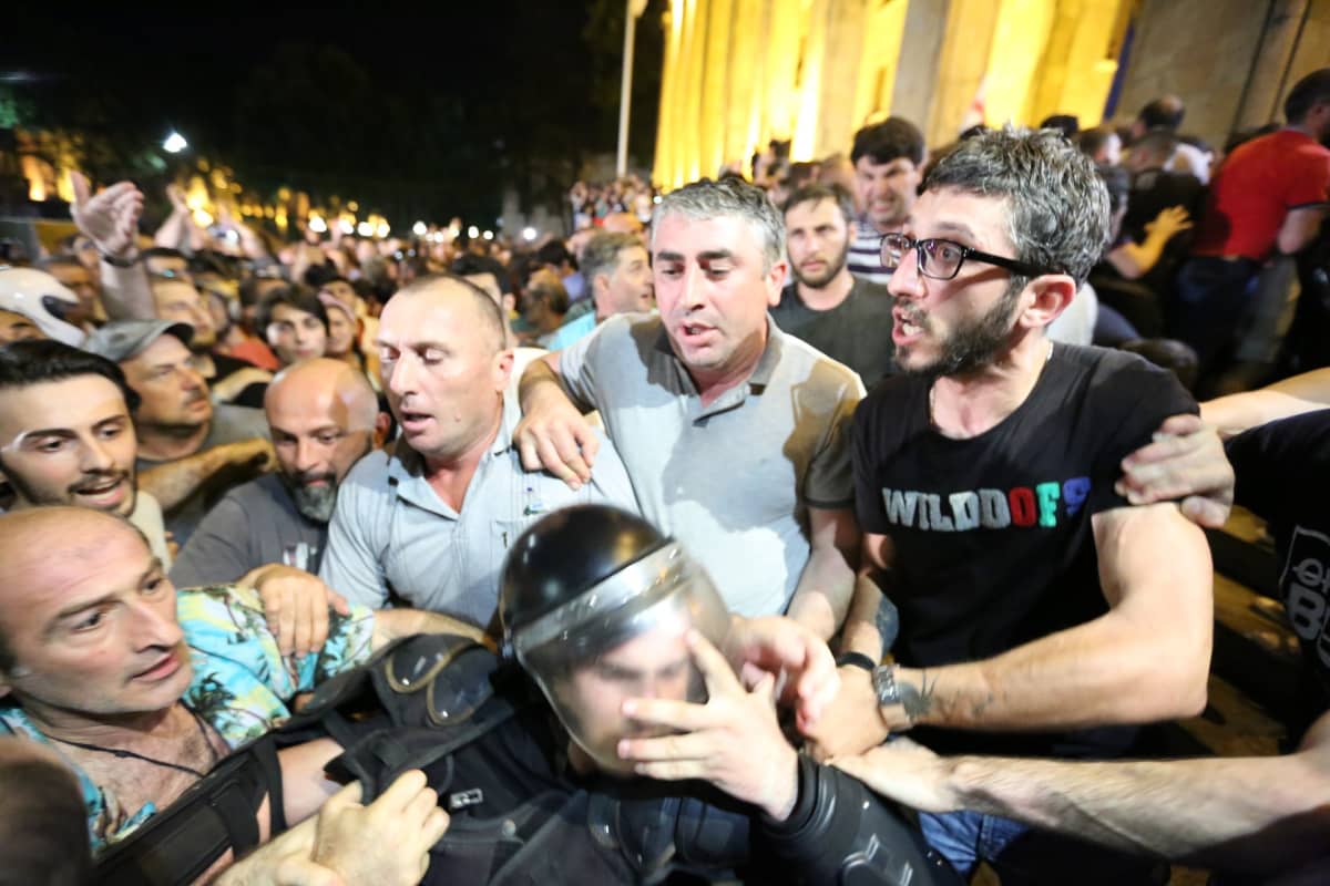 Mielenosoittajat ja poliisi ottivat yhteen parlamenttitalon ulkopuolella.