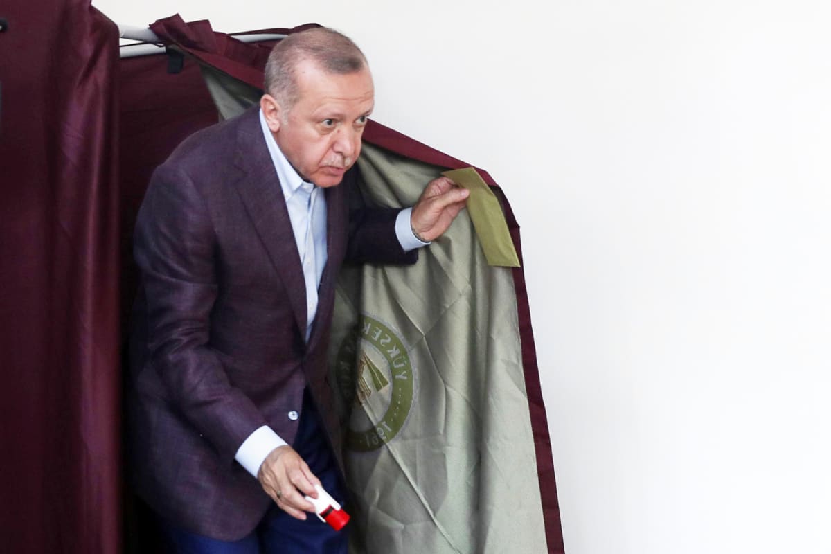 Recep Tayyip Erdoğan äänestää Istanbulissa.