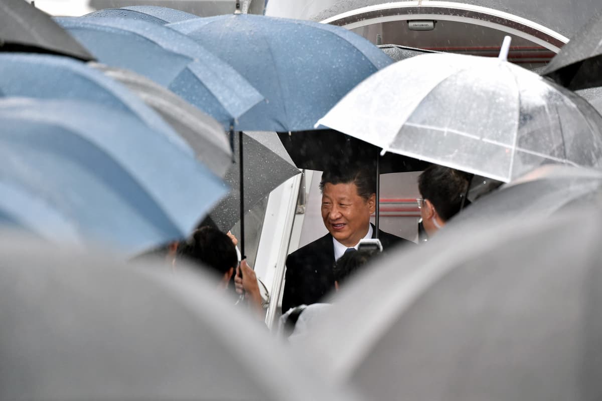 Xi Jinping saapumassa Osakaan.