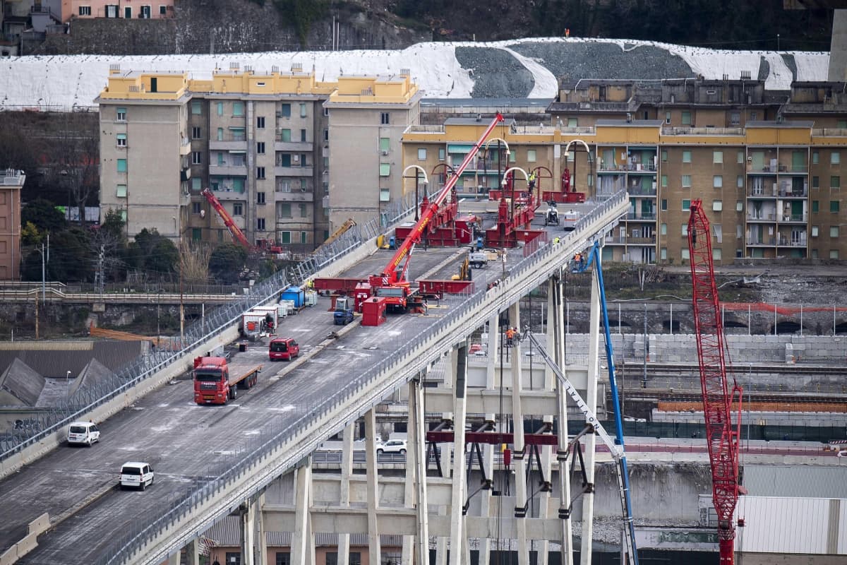 Työkoneita sillalla, joka on keskeltä poikki.