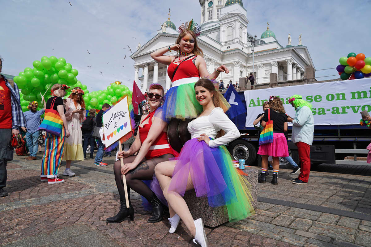 Pride-kulkueen osallistujia, Anne Ketola, Katariina Pohjola ja Maria Bruun.