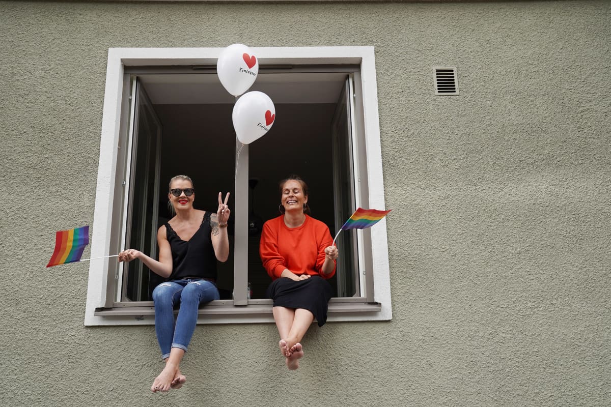 Pride-kulkuetta sivusta reuraavia.