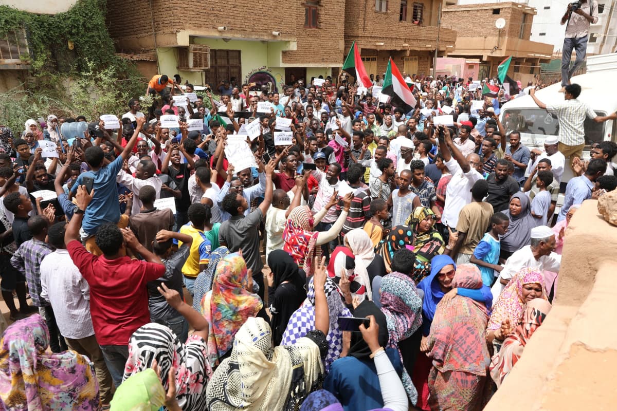 Protestoijat heiluttivat Sudanin lippuja, tekivät voitonmerkkejä ja vaativat vallan siirtämistä siviilihallinnolle huudoilla.