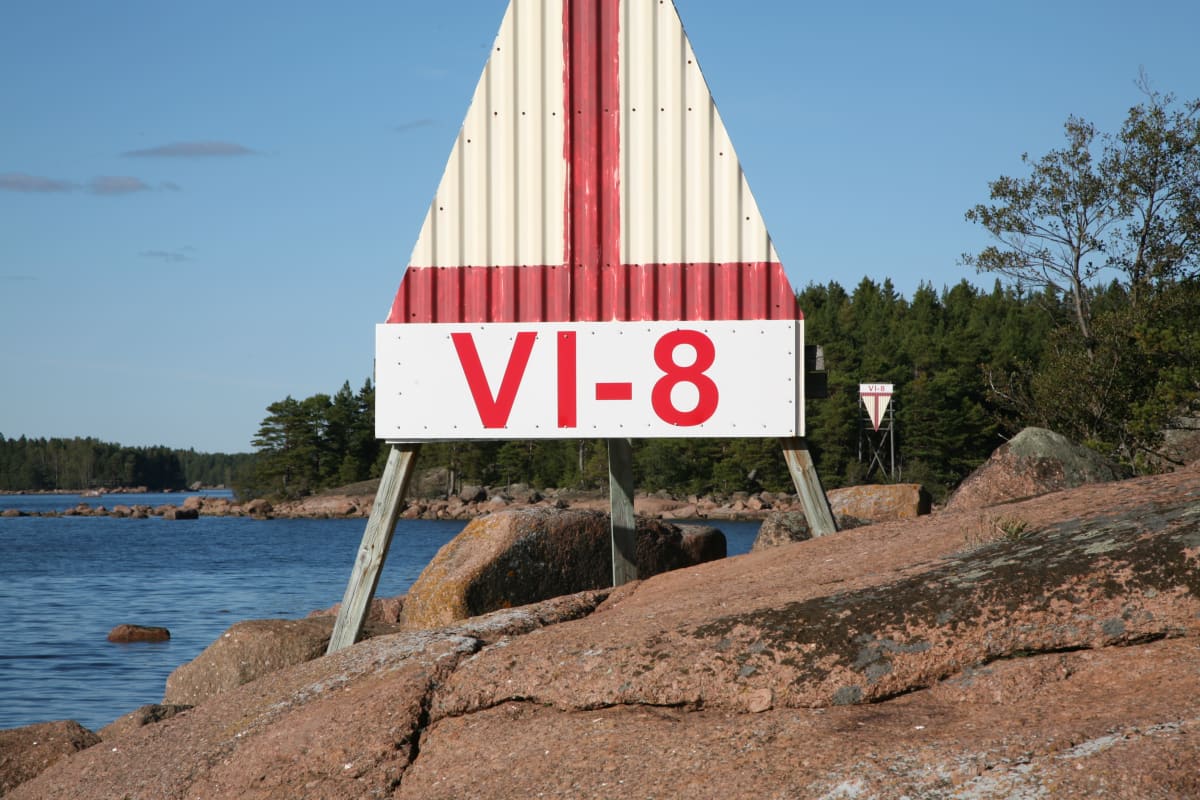 kaksi linjakylttiä