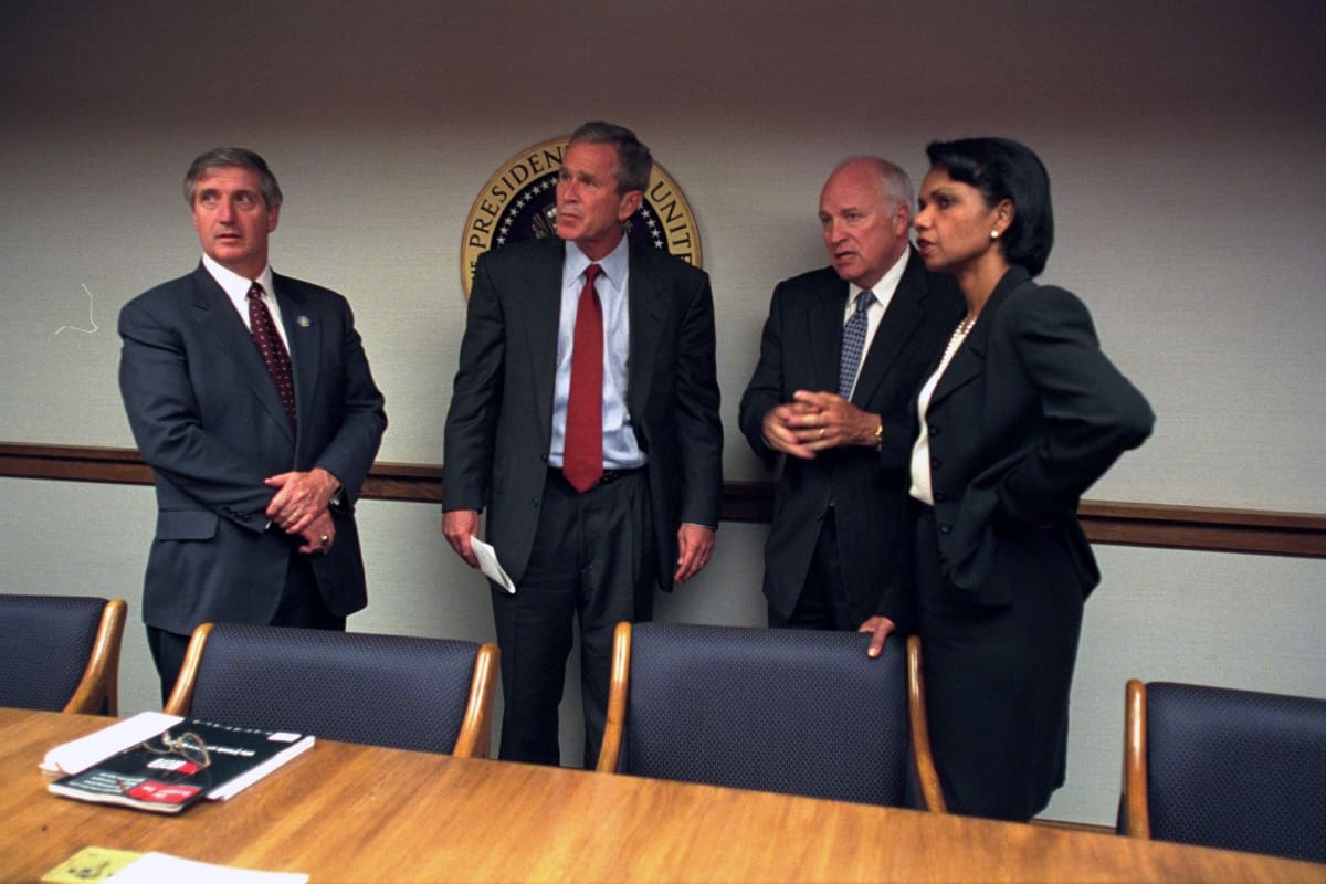 Presidentti George W. Bush, varapresidentti Dick Cheney ja turvallisuusneuvonantaja Condoleezza Rice Valkoisessa talossa 11. syyskuuta 2001.