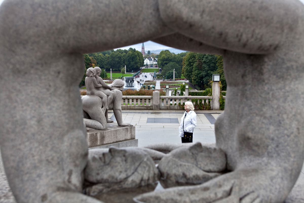 Näkymä veistoksen lävitse Vigeland -puistoon.