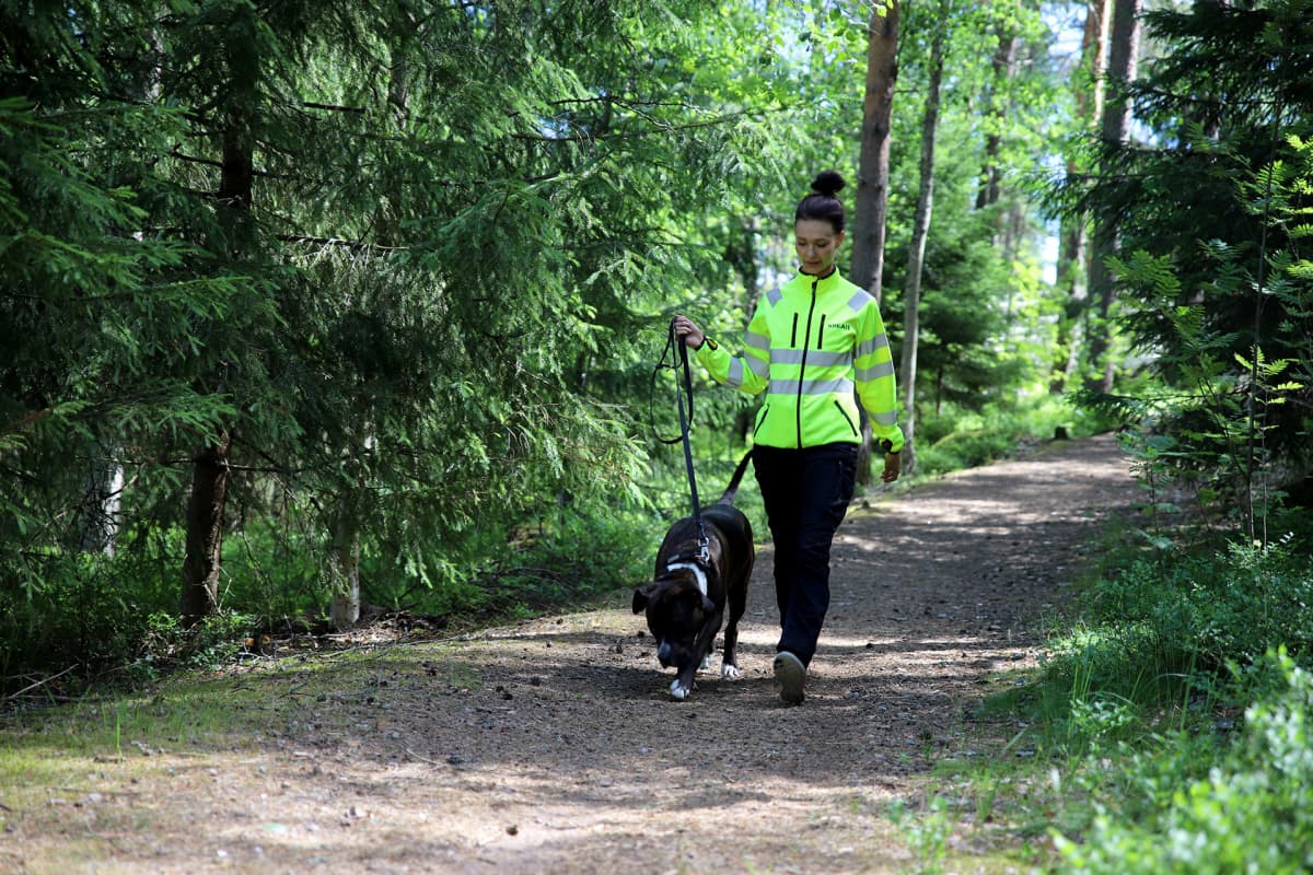 Emmi Suuronen ulkoiluttaa Selma-koiraansa.