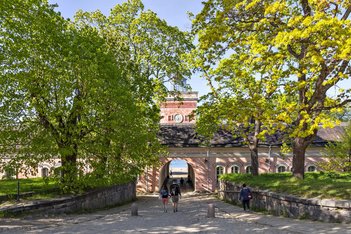 Suomenlinnan Rantakasarmi kauniina päivänä.