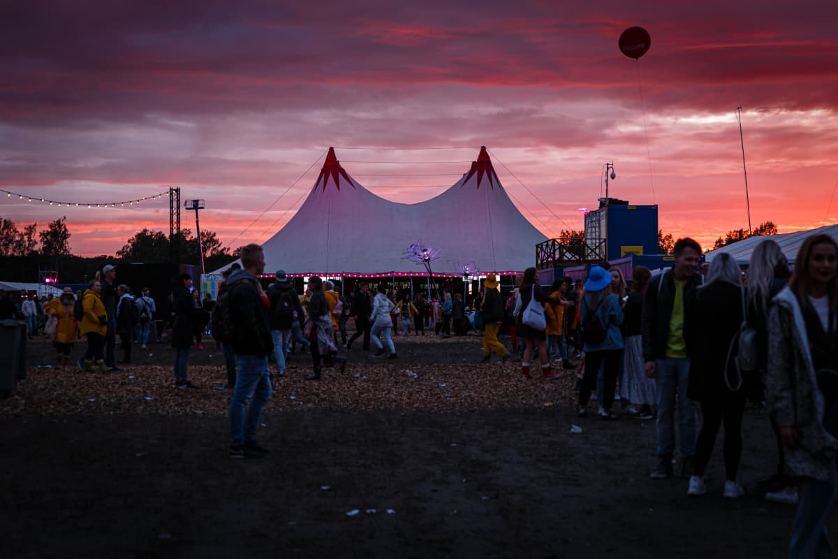 Festivaalipäivän kaunis ilta ja auringonlasku.
