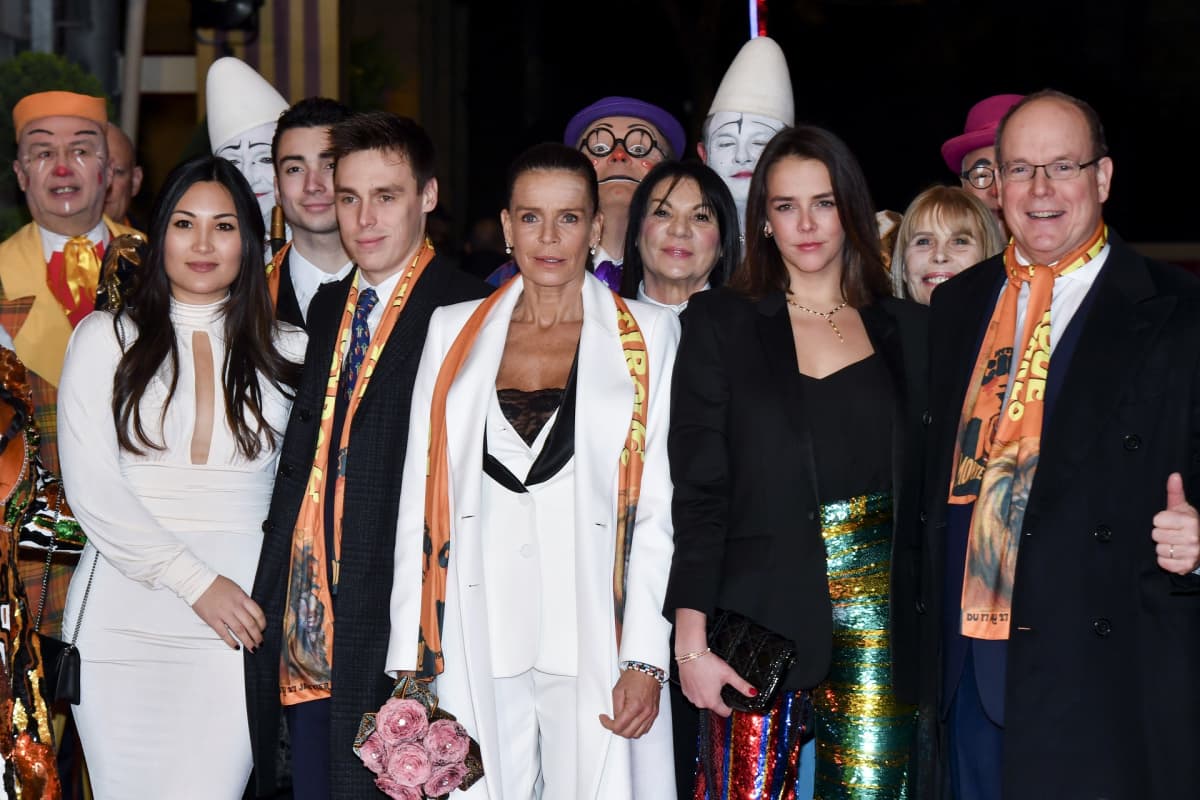 Monacon ruhtinas Albert II, prinsessa Stephanien tytär Pauline Ducruet, prinsessa Stephanie, prinsessa Stephanien poika Louis Ducruet ja tämän kihlattu Marie Chevallier klovnien ympäröimänä.