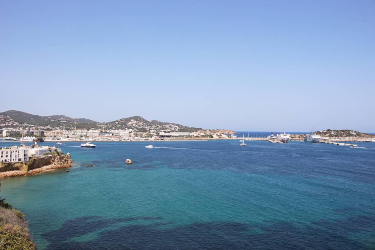 Ibizan edustalla posidonia-kasvi näkyy tummempina kohtina meressä.