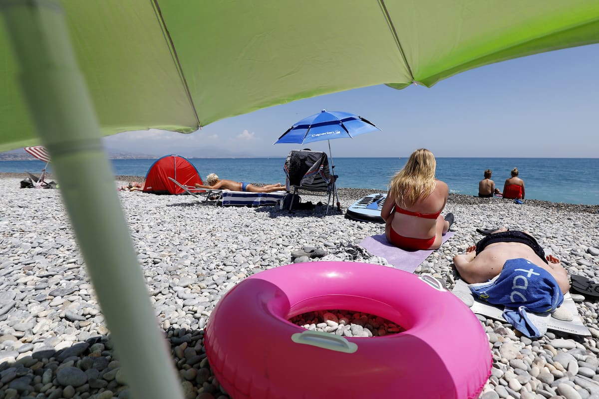 Lomalaisia rannalla, Ranskassa.