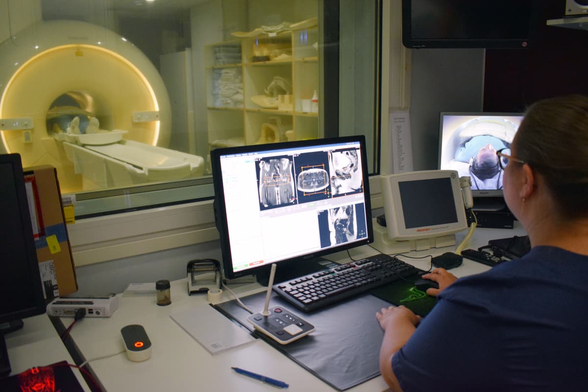 Röntgenhoitaja Viivi Hyvönen tarkkailee magneettikuvauksen kulkua monitorien avulla.