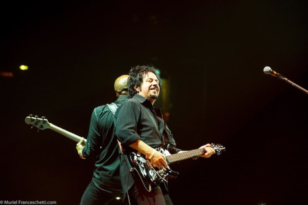 Toton kitaristi Steve Lukather soittaa kitaraa.