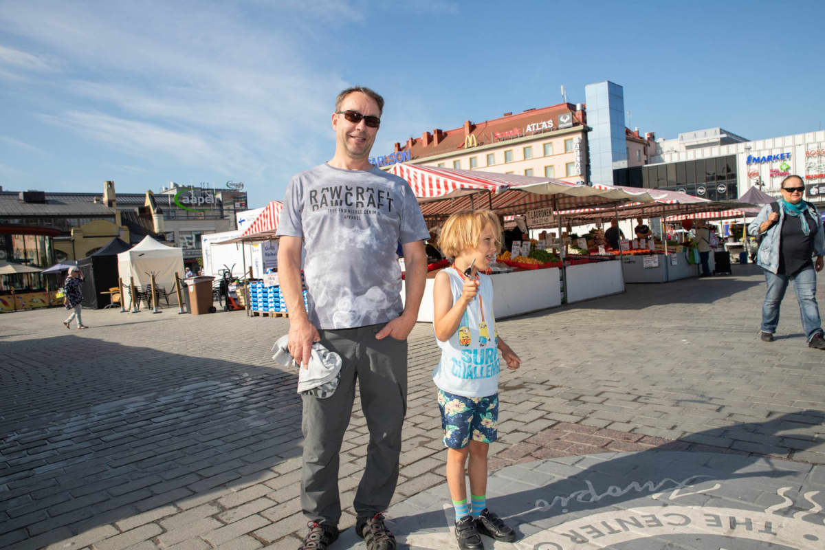 Timo Kela ja Joopi Hokkanen Kuopion torilla.